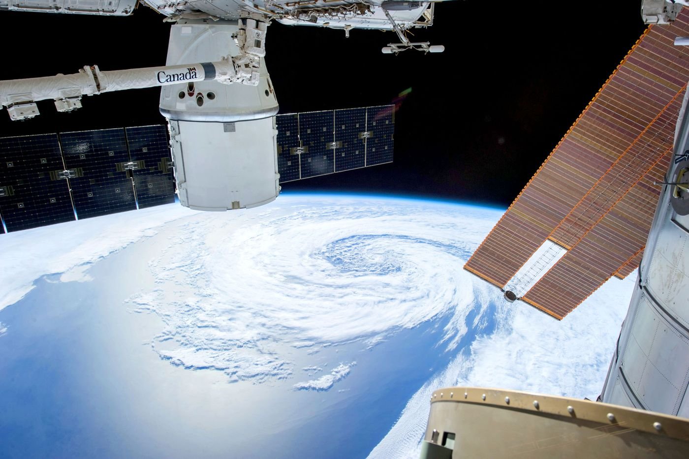 Vista de la Tierra y sus formaciones de nubes desde el espacio.