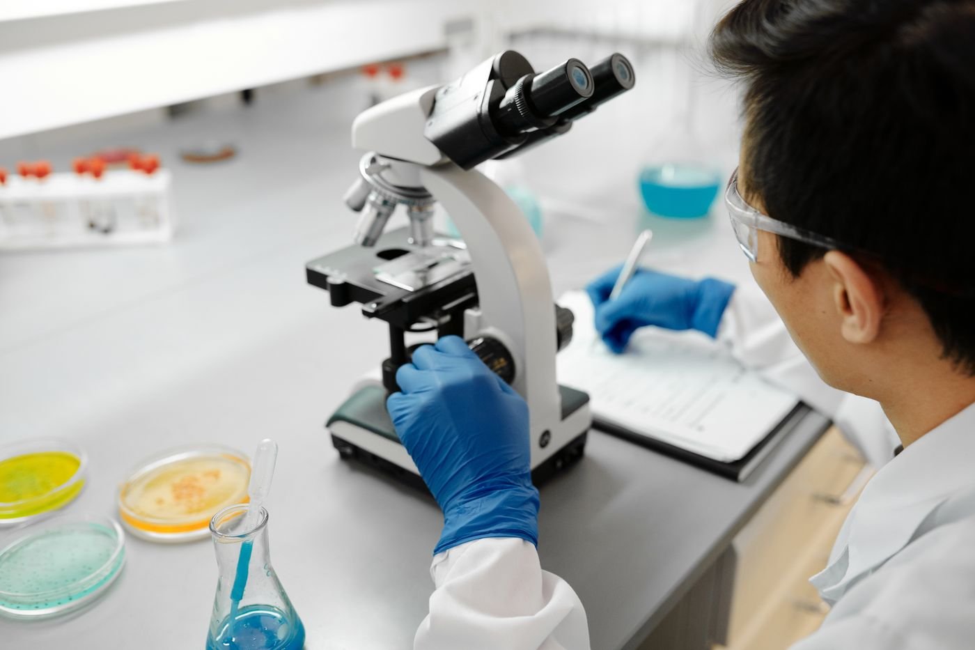 Investigaci&oacute;n cient&iacute;fica con un microscopio en laboratorio.